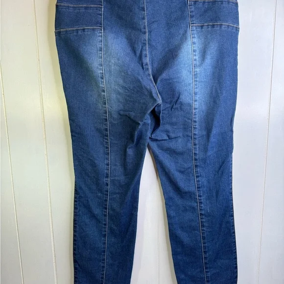 Sofa Jeans by Sofia Vergara Style Rosa Curvy Ankle Size 10 Slightly Distressed - Picture 2 of 8